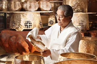 The Sound of a Hammer Shaped by Clay, Capturing the Breath of a Century-Old Artisan