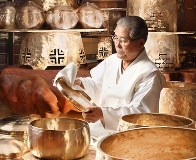 The Sound of a Hammer Shaped by Clay, Capturing the Breath of a Century-Old Artisan